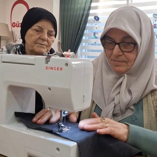 Olcay Ilıcalı Asırlık Çınar Evi'nde Terzilik Atölyesi: Eski Kıyafetlere Yeni Hayat Veriliyor