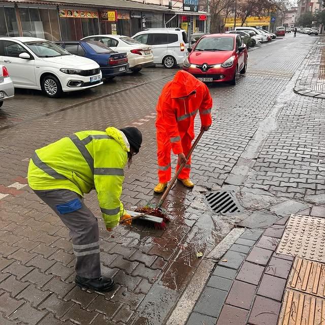 Çanakkale'de Yoğun Yağışlar Nedeniyle Belediye Ekipleri Sahada Görev Alıyor