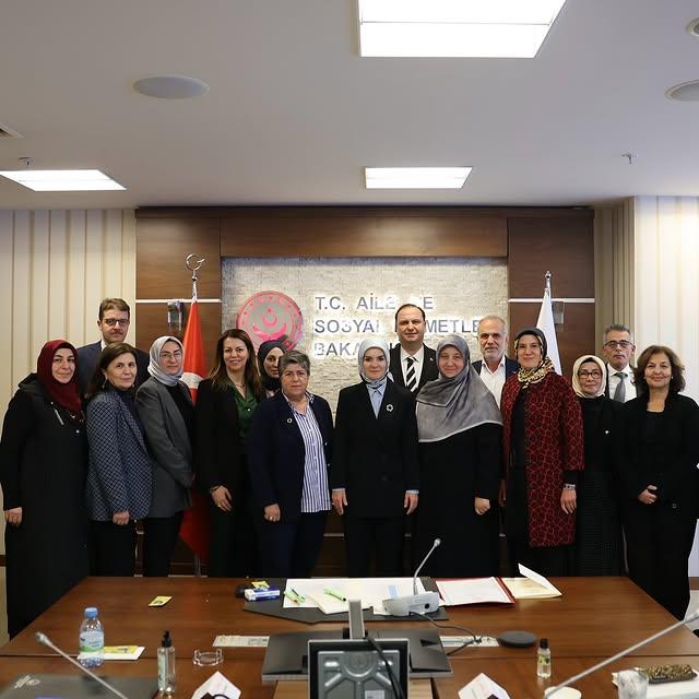 Aile ve Sosyal Hizmetler Bakanı Mahinur Özdemir Göktaş Kadınlarla Toplantı Yaptı