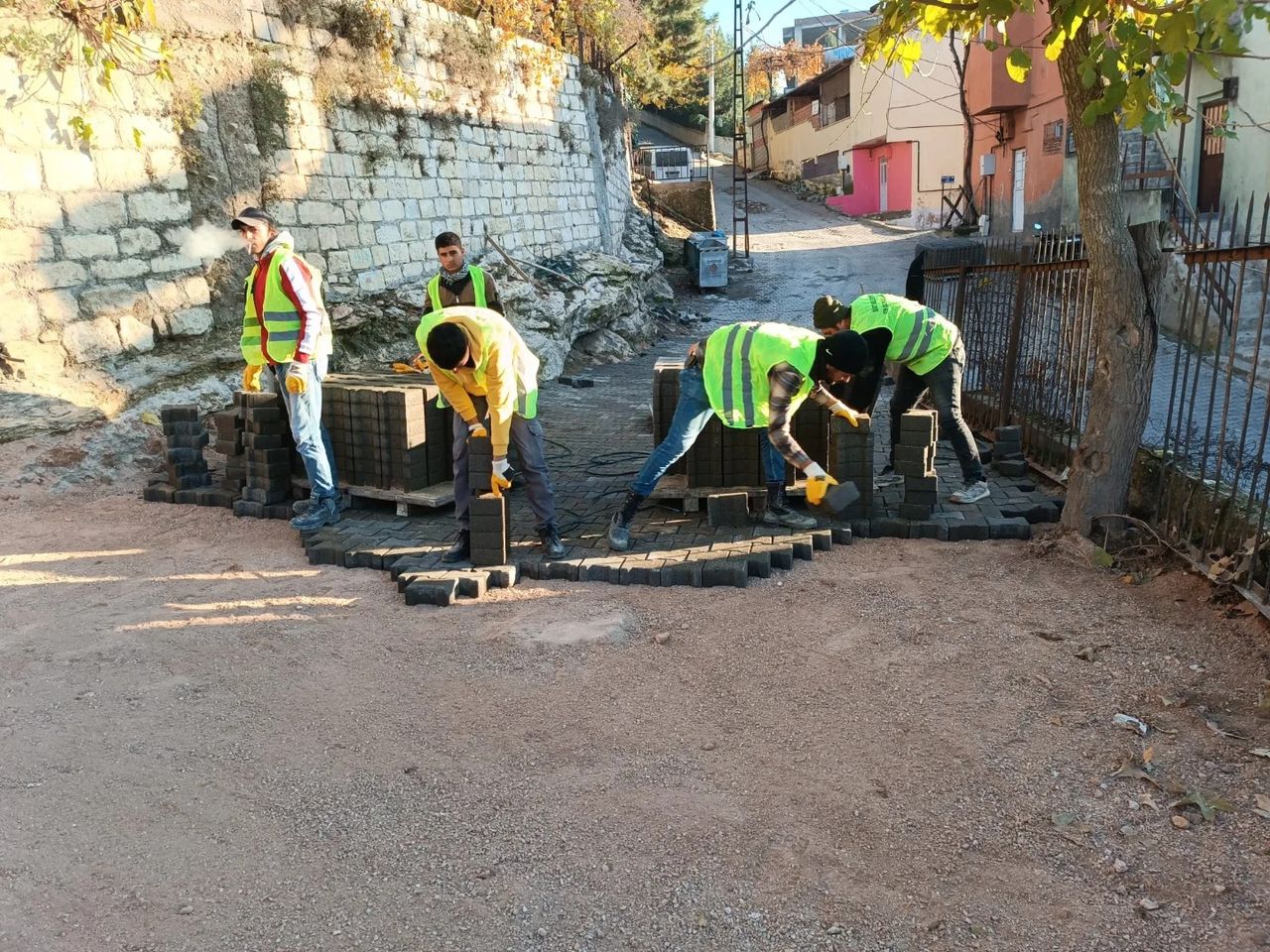 Siirt Belediyesi Fen İşleri Müdürlüğü, Yollarda Parke Onarım Çalışmalarını Sürdürüyor