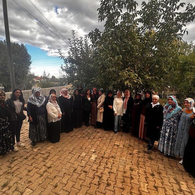 Muş Milletvekili ve Belediye Eş Başkanı Köyde Kadınlarla Buluştu