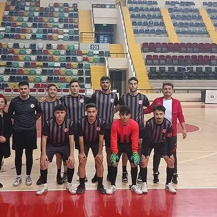 GSB Yurtları Futsal Turnuvası: Dursunbey Yurdu Ayvalık'ı penaltılarla mağlup ederek finale adını yazdırdı