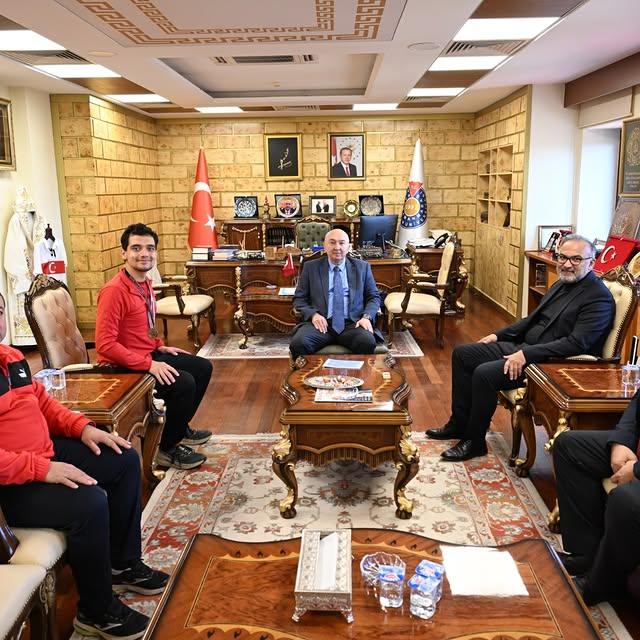 Kahramanmaraş Sütçü İmam Üniversitesi Rektörü Prof. Dr. Alptekin Yasım, Türkiye Özel Sporcular Spor Federasyonu Atletizm Şampiyonası'nda başarı elde eden öğrenciyi makamında ağırladı