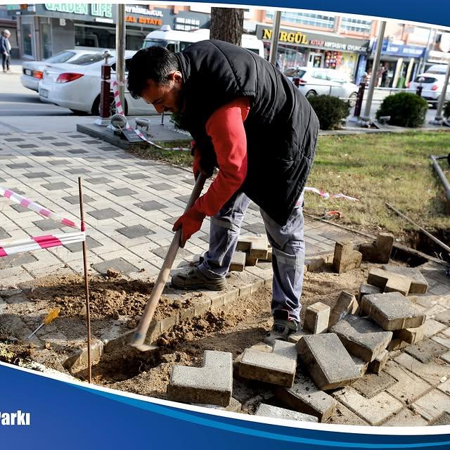 İzmir Menderes Belediyesi, Ay Yıldız Parkı'nda Elektrik Tesisatı Yenileme Çalışmalarına Başladı