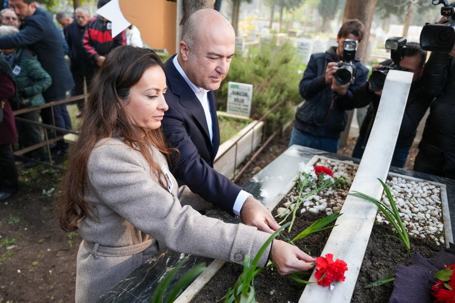 CHP Manisa İl Başkanlığı, İçişleri Bakanlığından Sorumlu Genel Başkan Yardımcısı Murat Bakan'ın da katıldığı bir etkinlik düzenledi