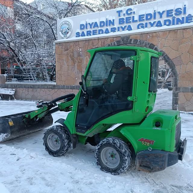 Karla Mücadele Ekipleri Diyadin'de Temizlik Çalışmalarına Devam Ediyor