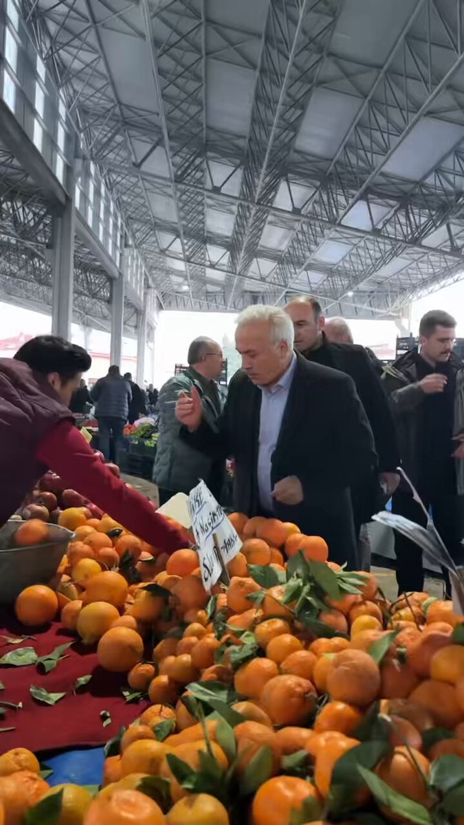 Yerel Pazar Esnafı Sanatsal Yetenekleriyle Alışveriş Deneyimini Renklendiriyor