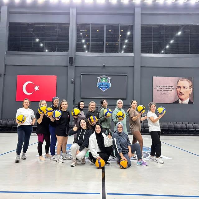 Kadınlar Voleybol Antrenmanları Çayırova’da Devam Ediyor