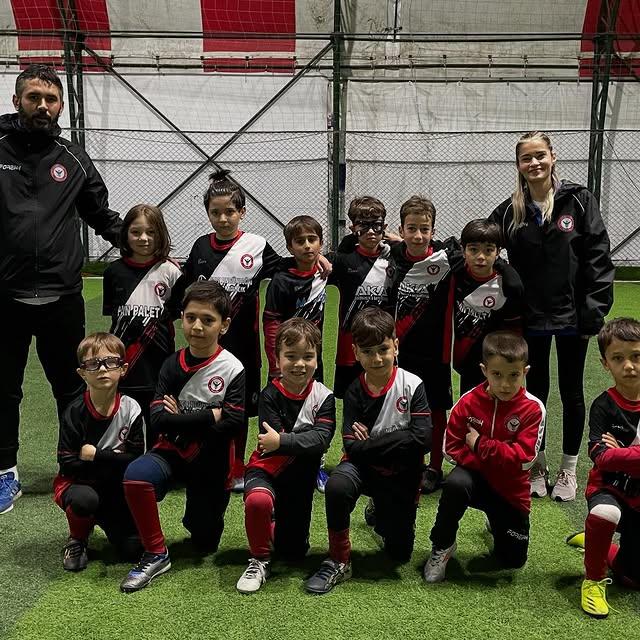 İstanbul Gelişim Spor Kulübü'nün Baby Soccer Grubu Çocuklara Futbol Eğitimi Sunuyor