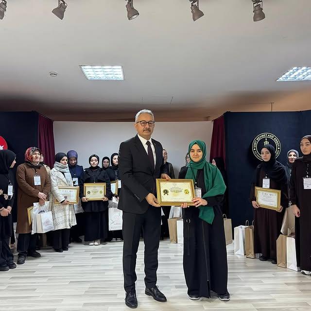 İzmit Mehmet Akif Ersoy Kız Anadolu İmam Hatip Lisesi Öğrencisi Nisanur Akyüz Kuranı Kerimi Güzel Okuma Yarışmasında Birinci Oldu