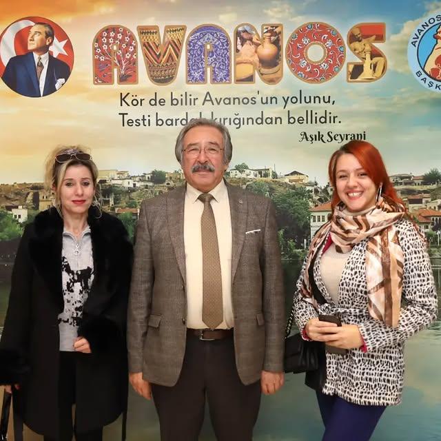 Avanos Belediye Başkanı Mustafa Kenan Sarıtaş, Nevşehir Radyo Mega Genel Yayın Yönetmeni Tülay Çallı ve ressam İlkay İşler'i makamında ağırladı.