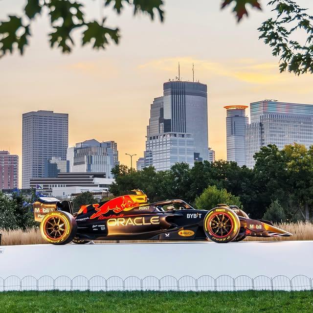 Red Bull Racing RB18 Aracıyla Minneapolis'te Heyecan Verici Bir Gösteri