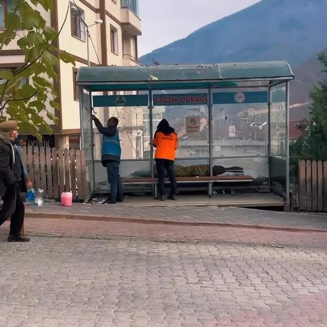 Artvin'deki Dolmuş Durakları Temizlik ve Bakım Çalışmalarıyla Daha Estetik Bir Görünüme Kavuşuyor