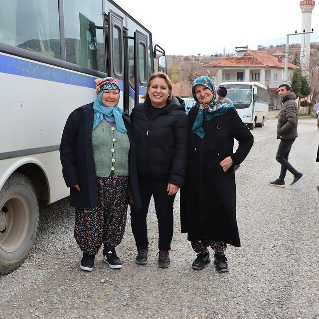 Kula Belediye Başkan Vekili Semra Gündüz, Çarıkballı Mahallesi'ni Ziyaret Etti