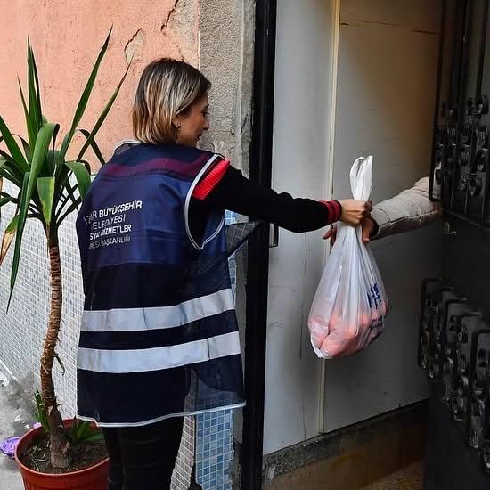 Menderes Belediyesi, Satsuma Mandalinalarını İhtiyaç Sahiplerine Ulaştırıyor