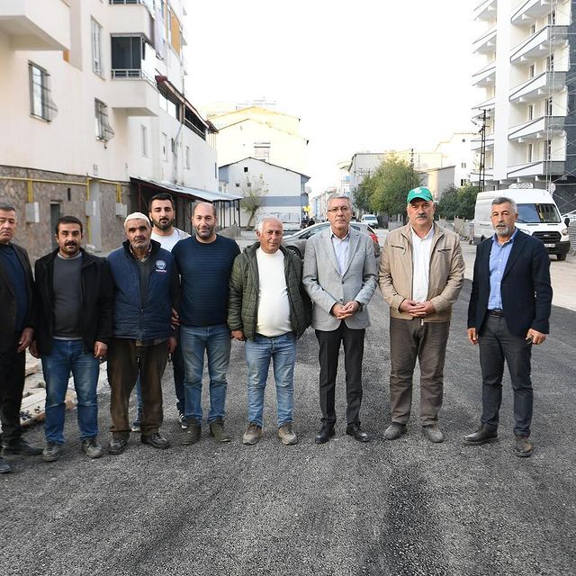 Muş Belediyesi Eş Başkanı Sırrı Söylemez, Zafer Mahallesi'ndeki Yol Yenileme Çalışmalarını İnceledi