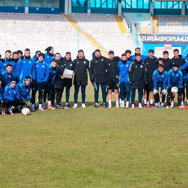 Erzurumspor Hazırlıklarını Tamamladı ve Antrenman Öncesinde Ayhan Söğütlü'nün Doğum Gününü Kutladı