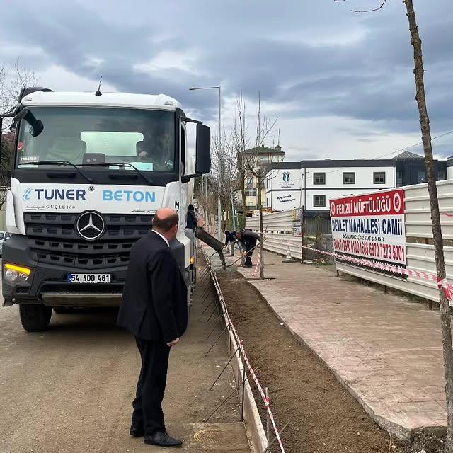 Ferizli Belediyesi, İlçe Kaymakamlığı Önündeki Aydınlatma Çalışmalarını Tamamlıyor