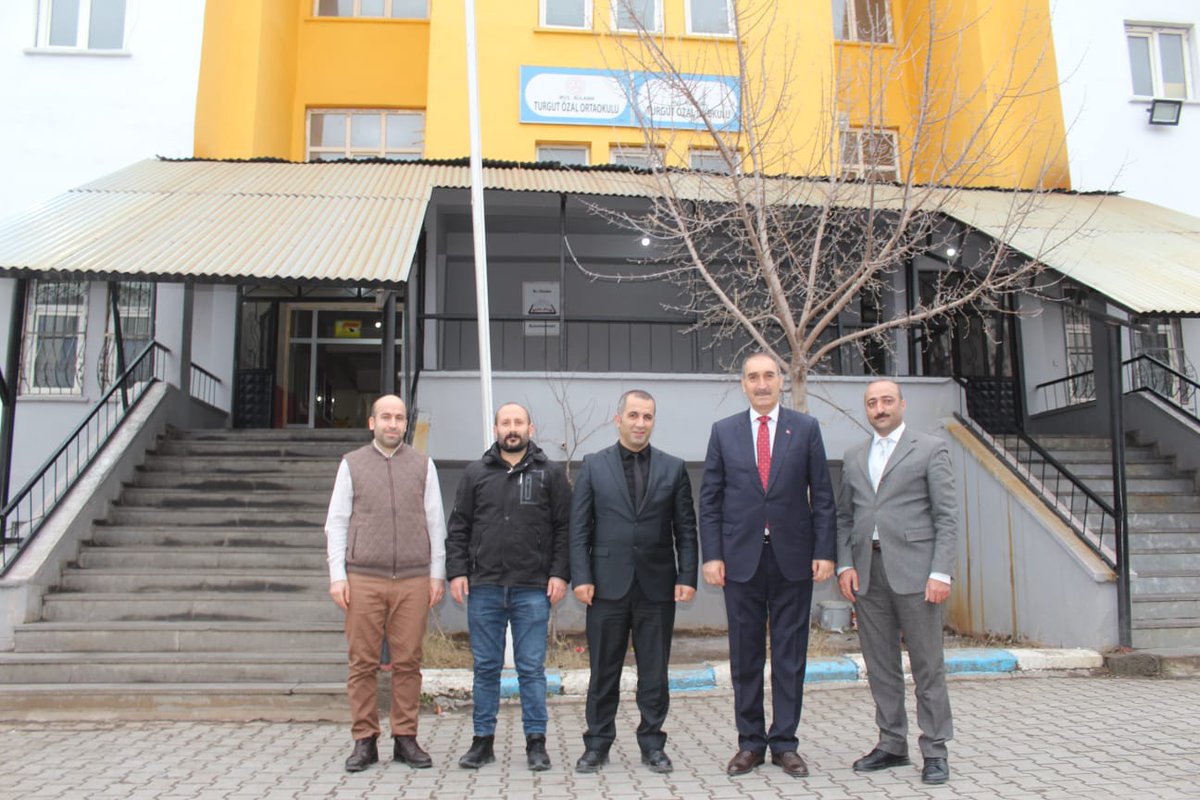 İl Millî Eğitim Müdürü Enver KIVANÇ, Bulanık İlçe Millî Eğitim Müdürü Yalçın TUNÇEL ile birlikte Turgut Özal İlkokulu ve Ortaokulu'nu ziyaret etti.